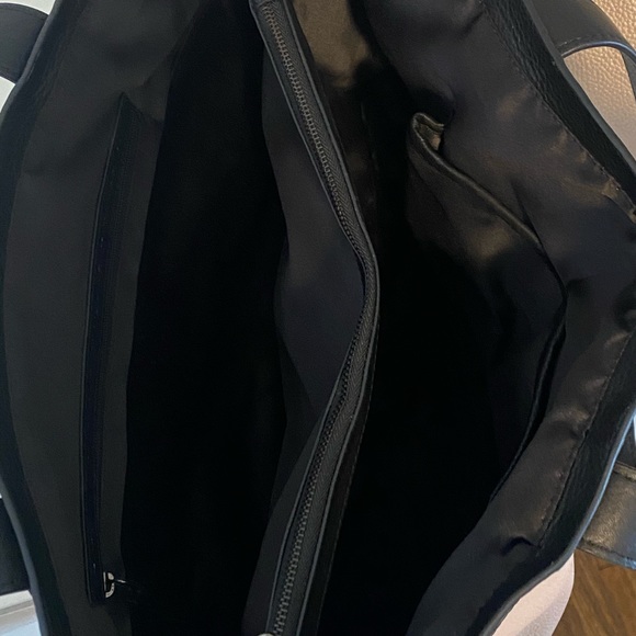 Amazing T Tahari white and black Crawford tote - Picture 4 of 4